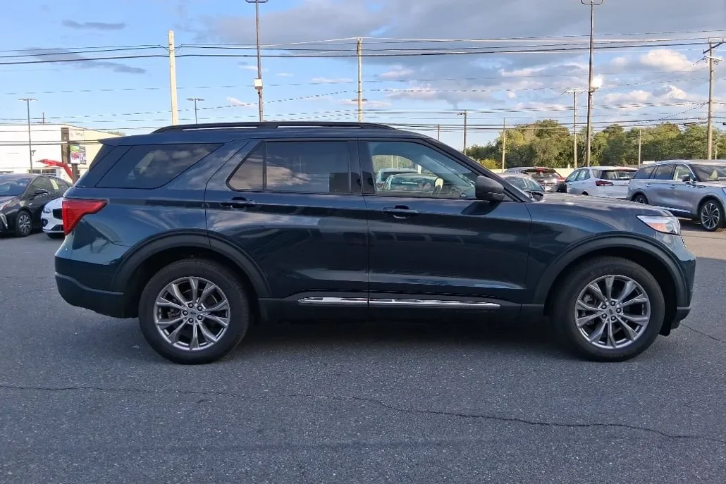2022 Ford Explorer XLT photo 1