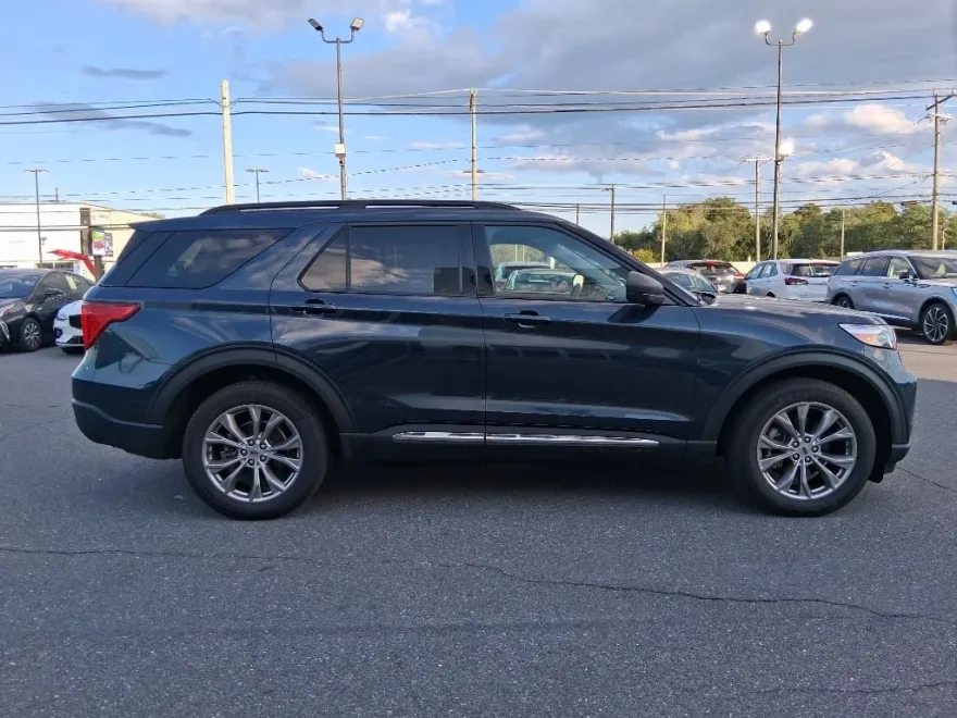 2022 Ford Explorer XLT photo 1
