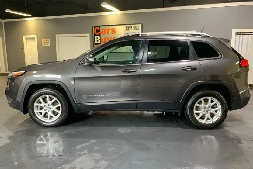 2017 Jeep Cherokee Latitude Sport photo 1