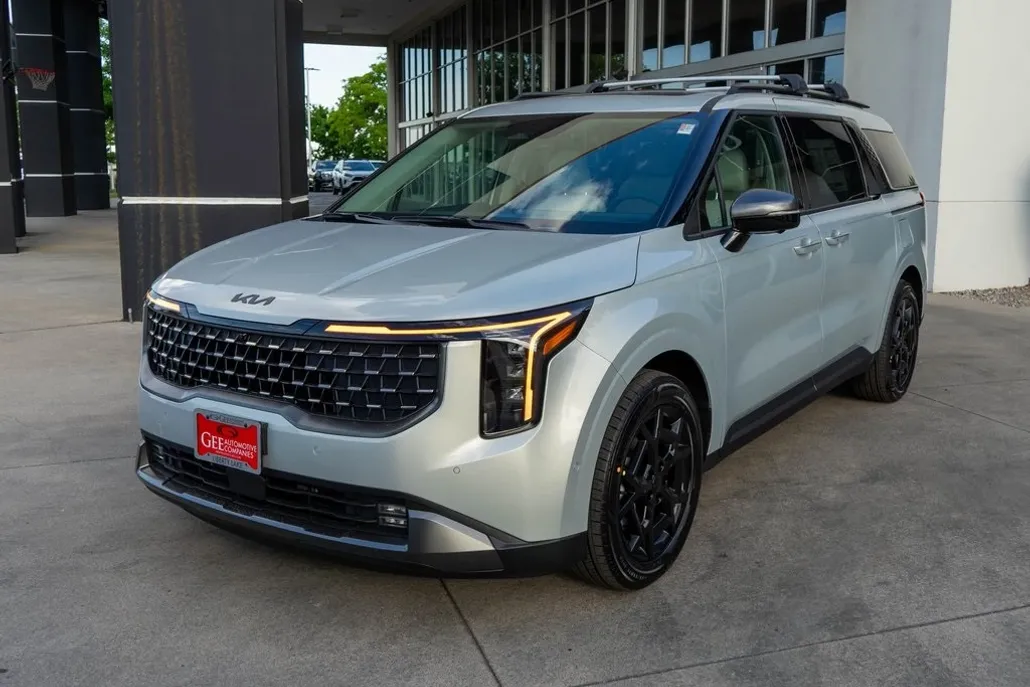 2026 Kia Carnival SX photo 1