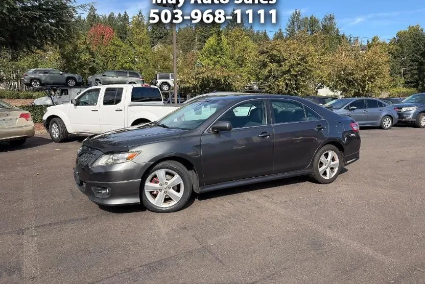 2011 Toyota Camry SE photo 1