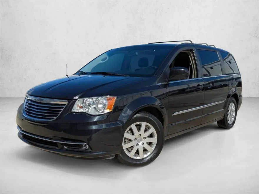 2016 Chrysler Town & Country Touring photo 1