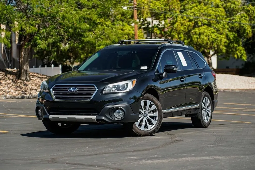 2017 Subaru Outback 3.6R Touring photo 1