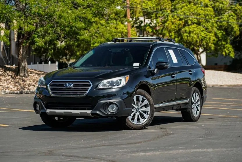 2017 Subaru Outback 3.6R Touring photo 1