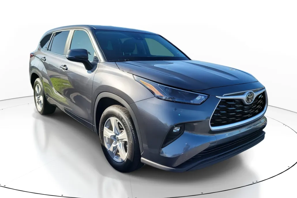 2024 Toyota Highlander LE photo 1