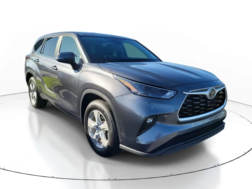 2024 Toyota Highlander LE photo 1