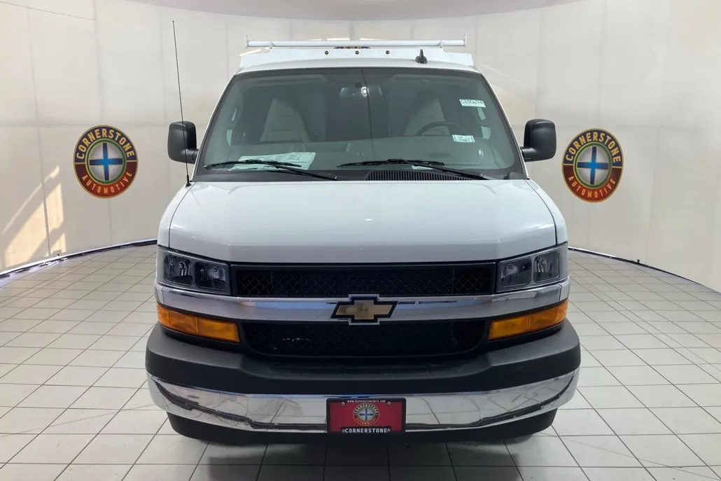 2025 Chevrolet Express Cutaway 3500 photo 1