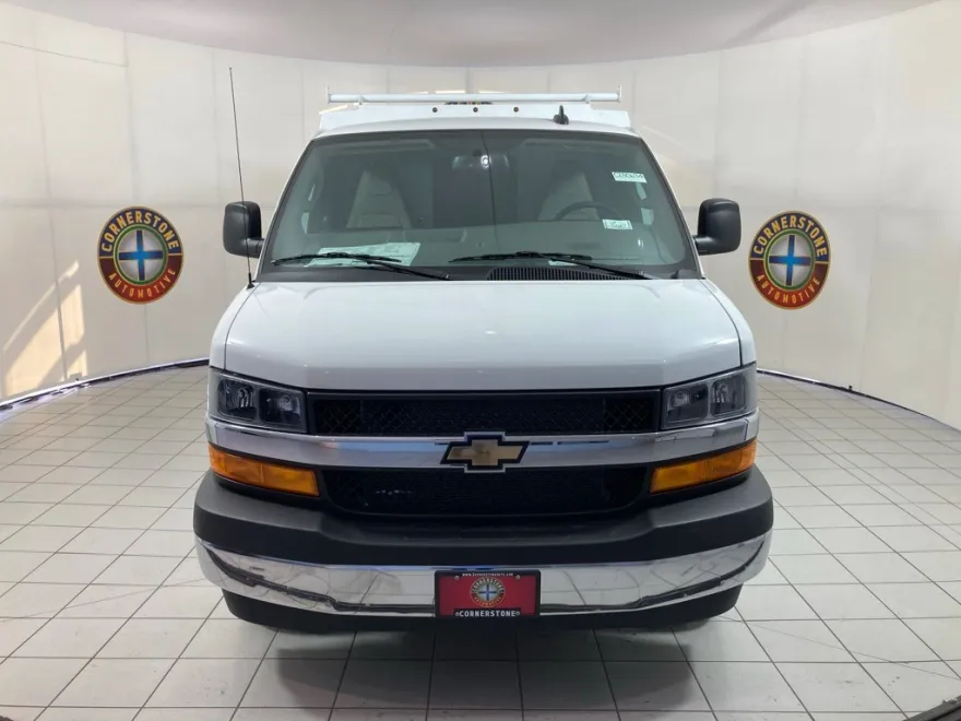 2025 Chevrolet Express Cutaway 3500 photo 1