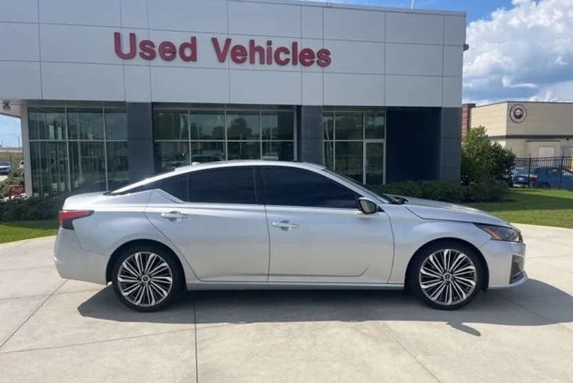 2023 Nissan Altima 2.5 SL photo 1