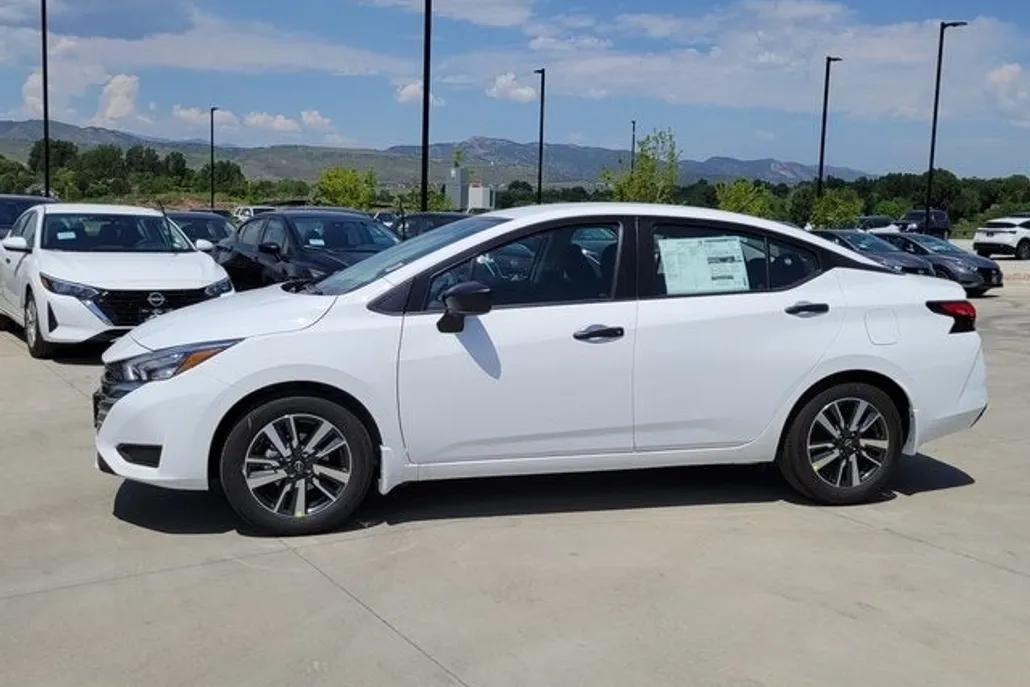2025 Nissan Versa 1.6 S photo 1