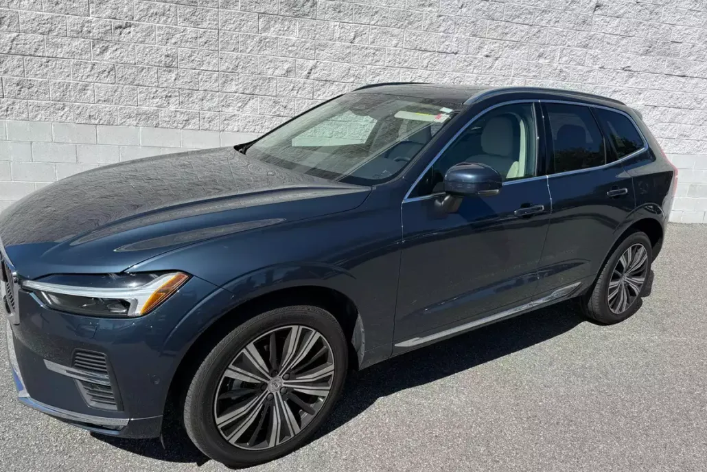 2023 Volvo XC60 B5 Plus photo 1