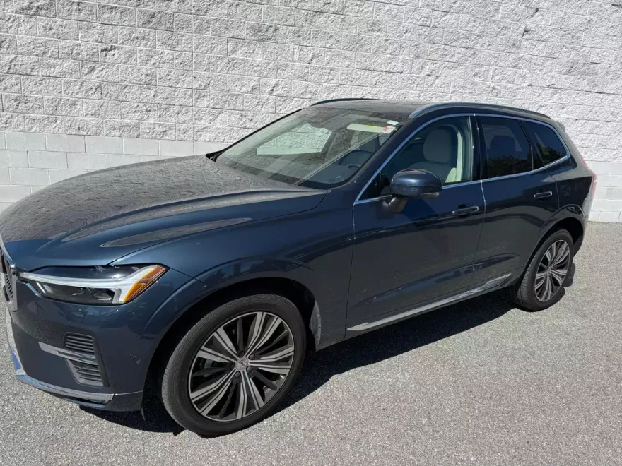 2023 Volvo XC60 B5 Plus photo 1