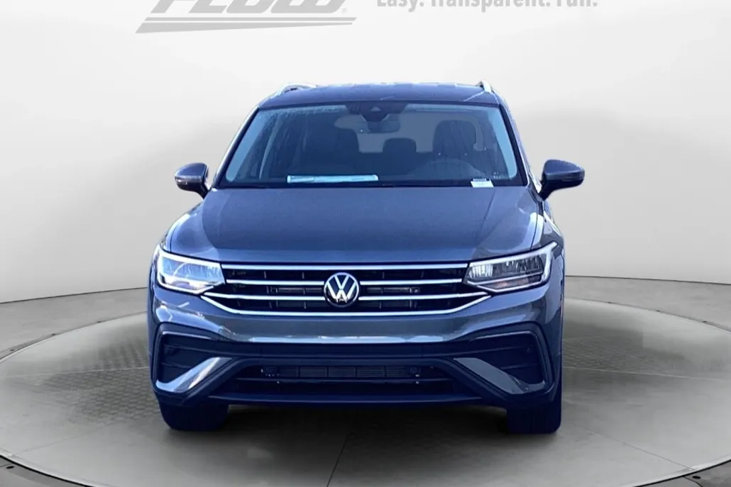 2023 Volkswagen Tiguan SE photo 1