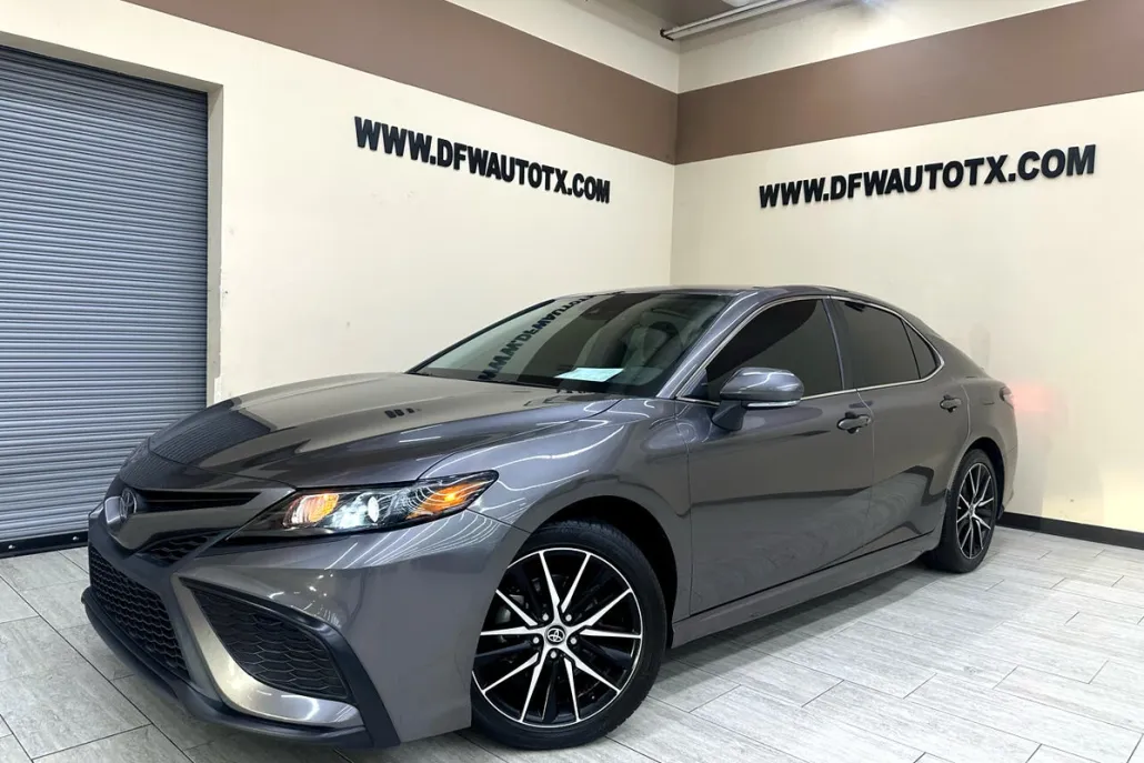 2023 Toyota Camry SE photo 1