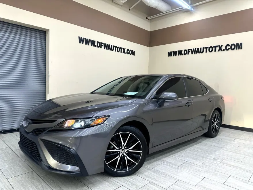2023 Toyota Camry SE photo 1