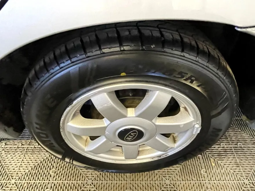 2004 Kia Spectra Base photo 18