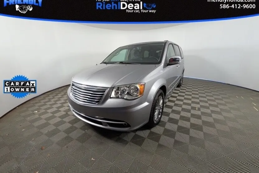2014 Chrysler Town & Country photo 1