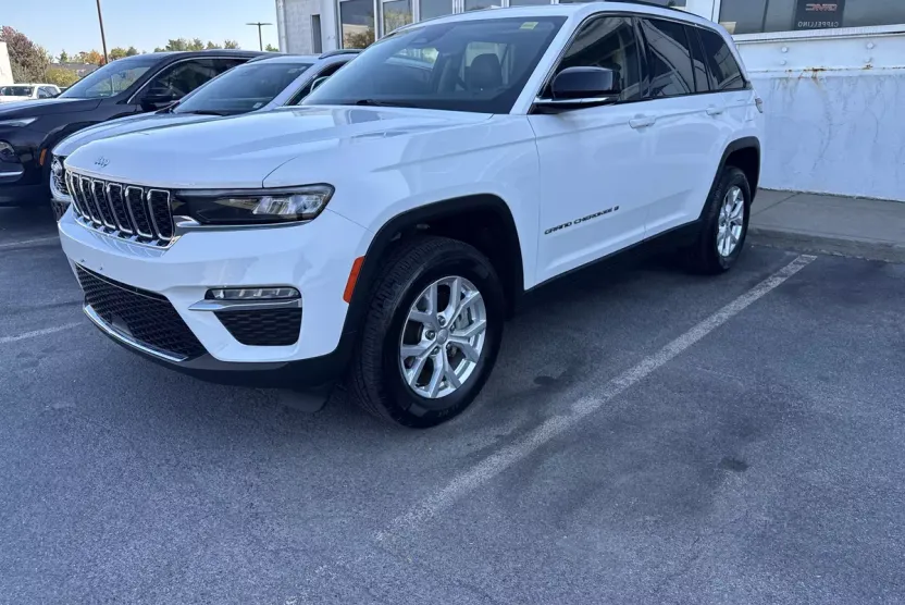 2023 Jeep Grand Cherokee photo 1