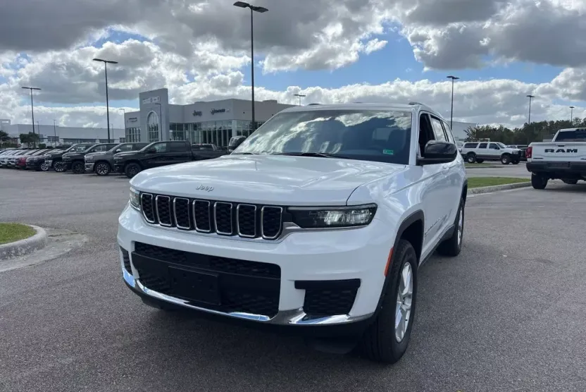 2025 Jeep Grand Cherokee Laredo photo 1