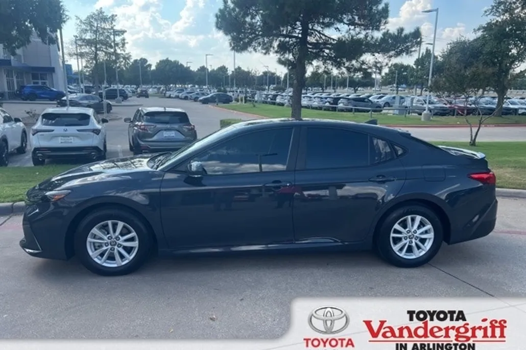 2025 Toyota Camry LE photo 1