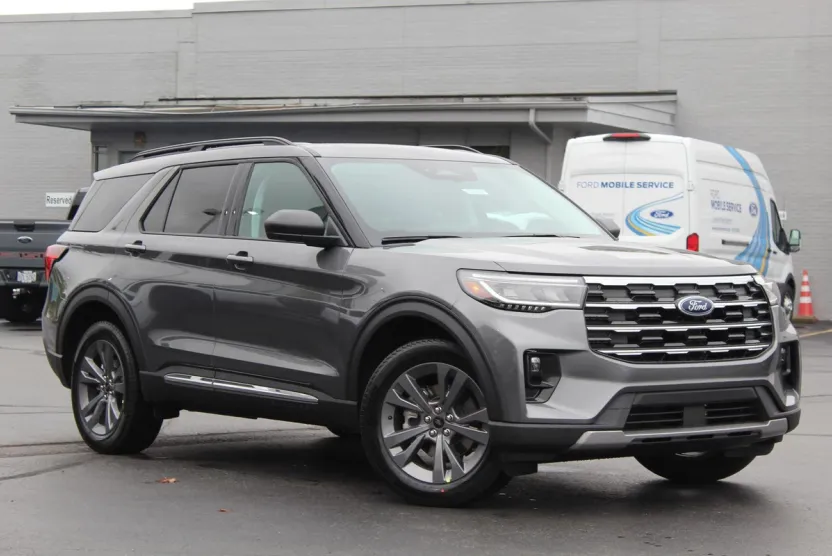 2025 Ford Explorer photo 1