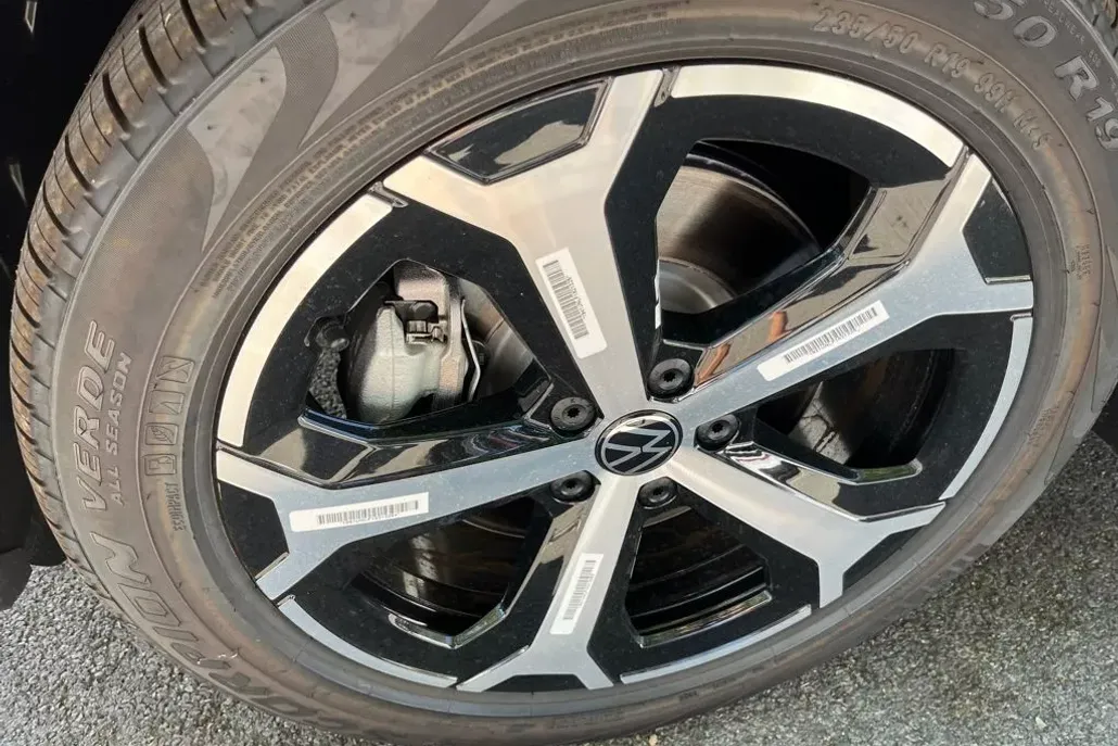 2025 Volkswagen Tiguan SE photo 1