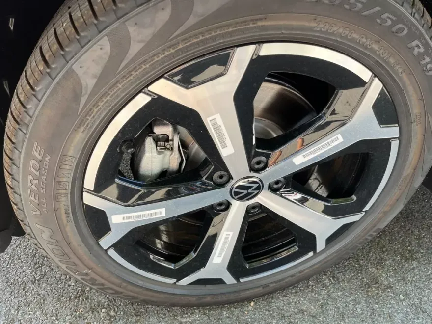 2025 Volkswagen Tiguan SE photo 1