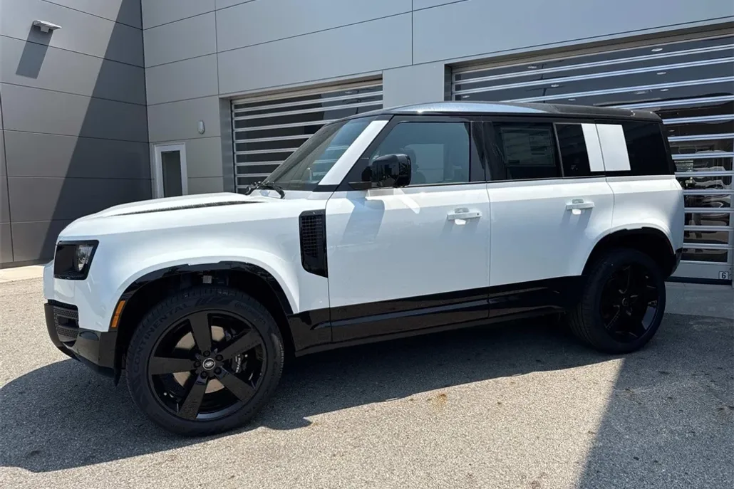 2025 Land Rover Defender 110 V8 photo 1
