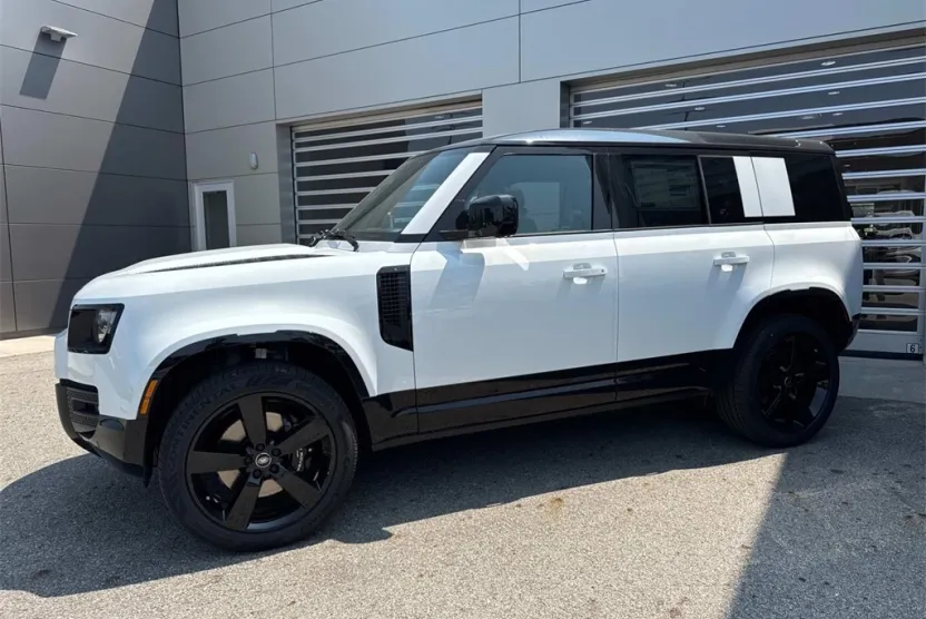 2025 Land Rover Defender 110 V8 photo 1