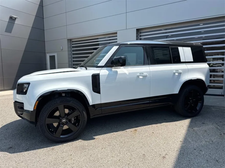 2025 Land Rover Defender 110 V8 photo 1