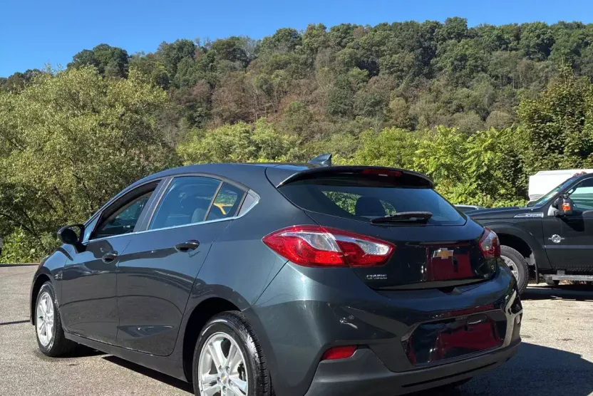 2018 Chevrolet Cruze LT photo 1