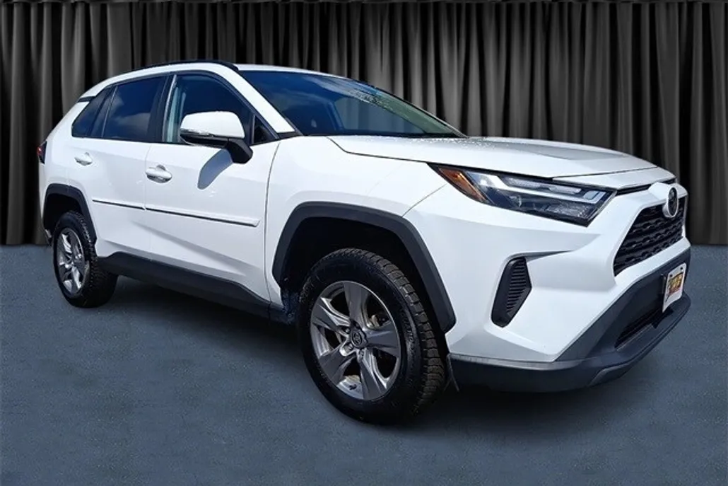 2022 Toyota RAV4 XLE photo 1