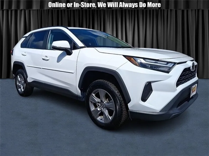 2022 Toyota RAV4 XLE photo 1