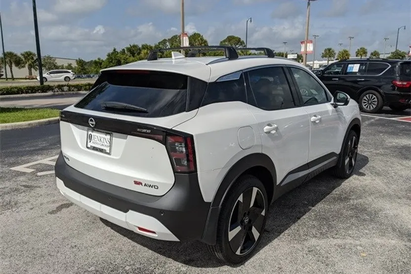 2025 Nissan Kicks SR photo 1