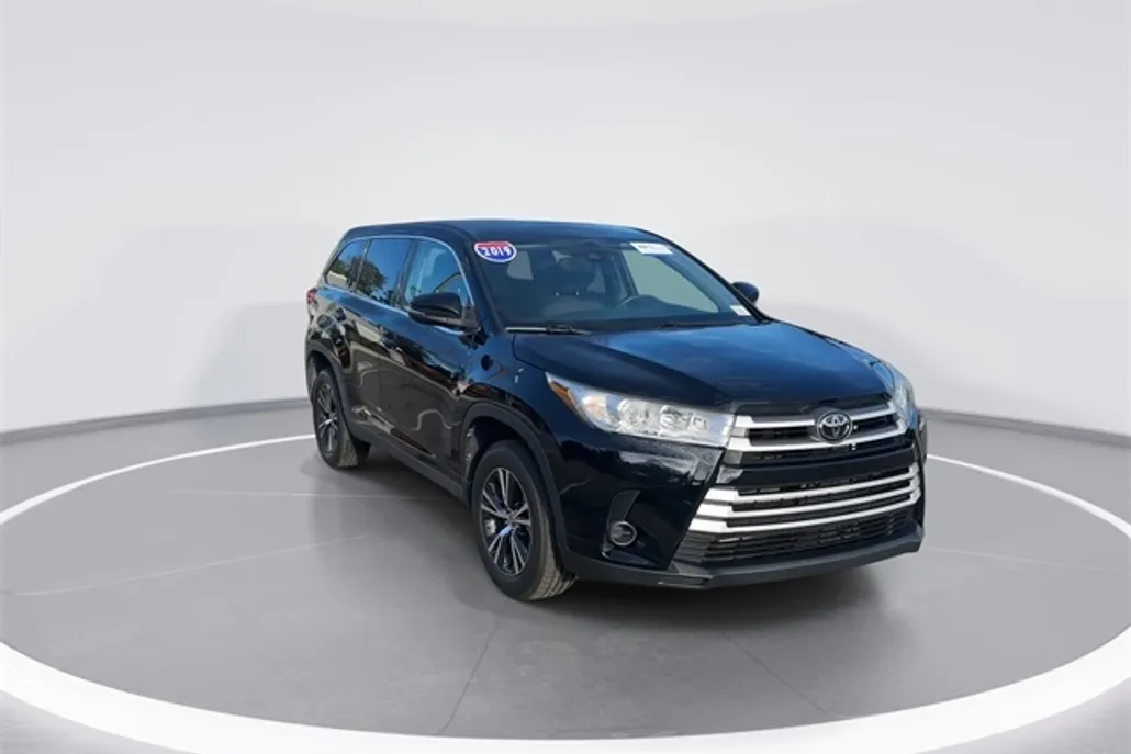 2019 Toyota Highlander LE photo 1