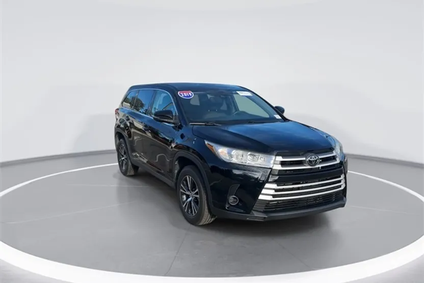 2019 Toyota Highlander LE photo 1