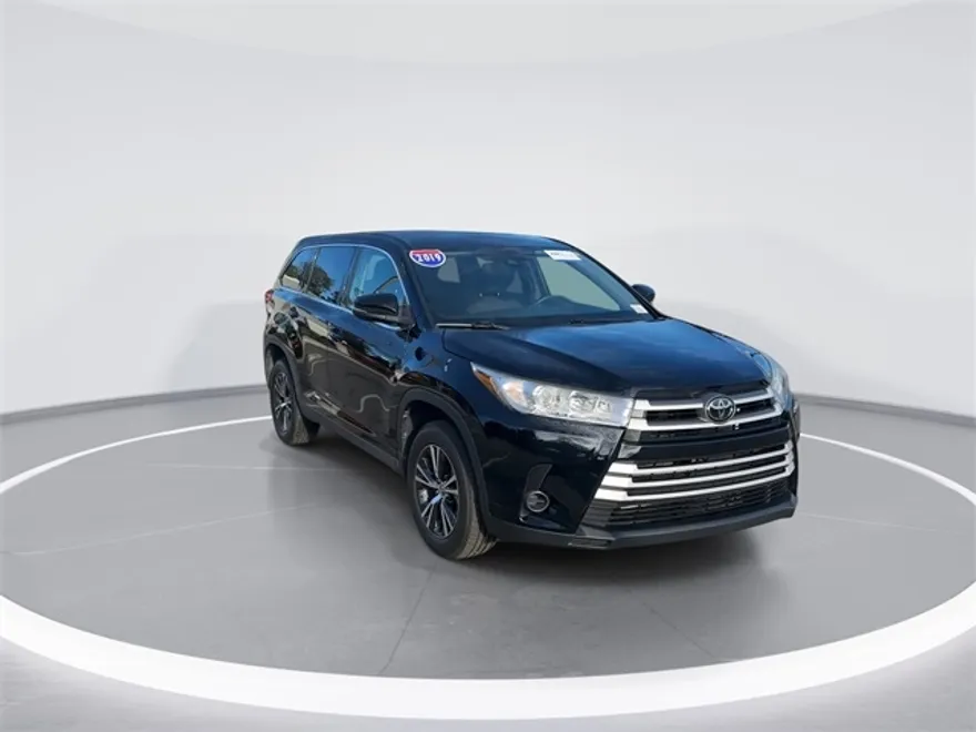 2019 Toyota Highlander LE photo 1