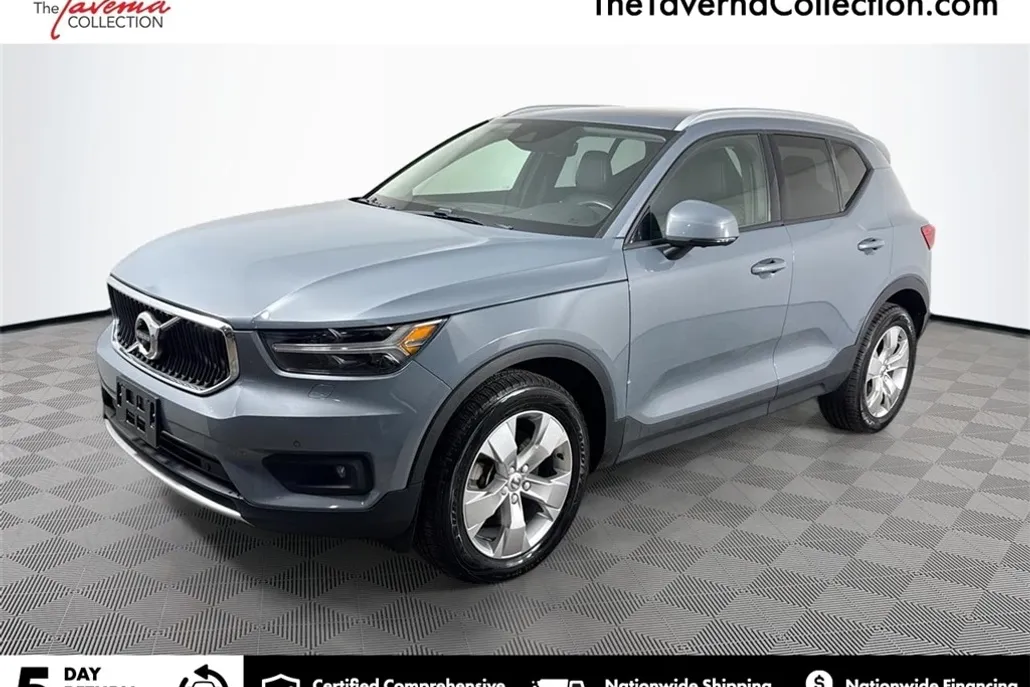 2021 Volvo XC40 Momentum photo 1