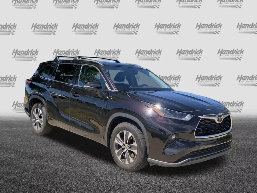 2021 Toyota Highlander XLE photo 1