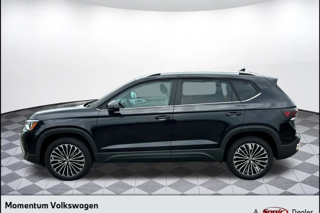 2025 Volkswagen Taos SE photo 1