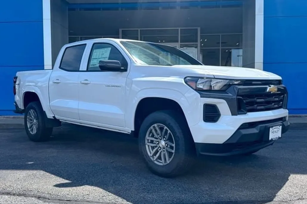 2025 Chevrolet Colorado Work Truck LT photo 1