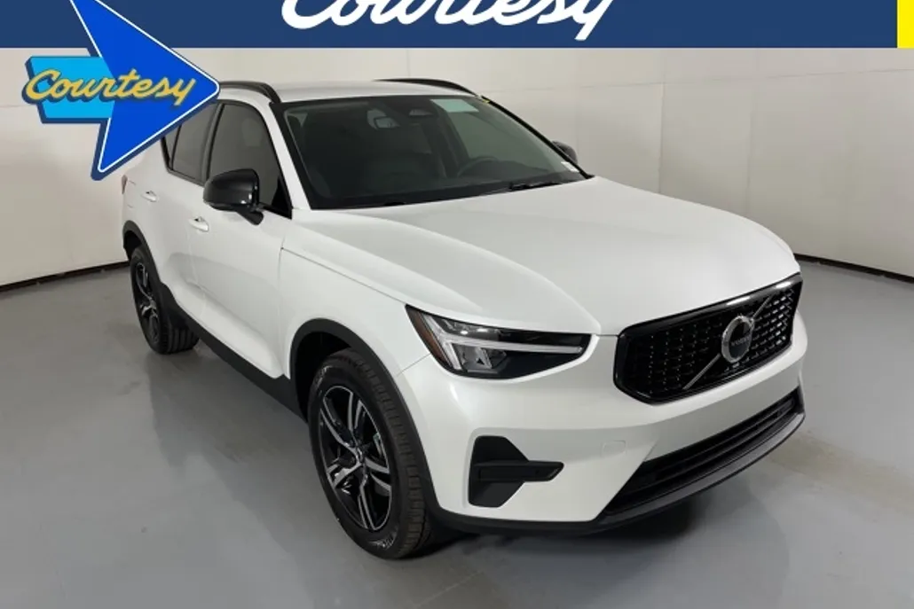 2026 Volvo XC40 AWD Core photo 1