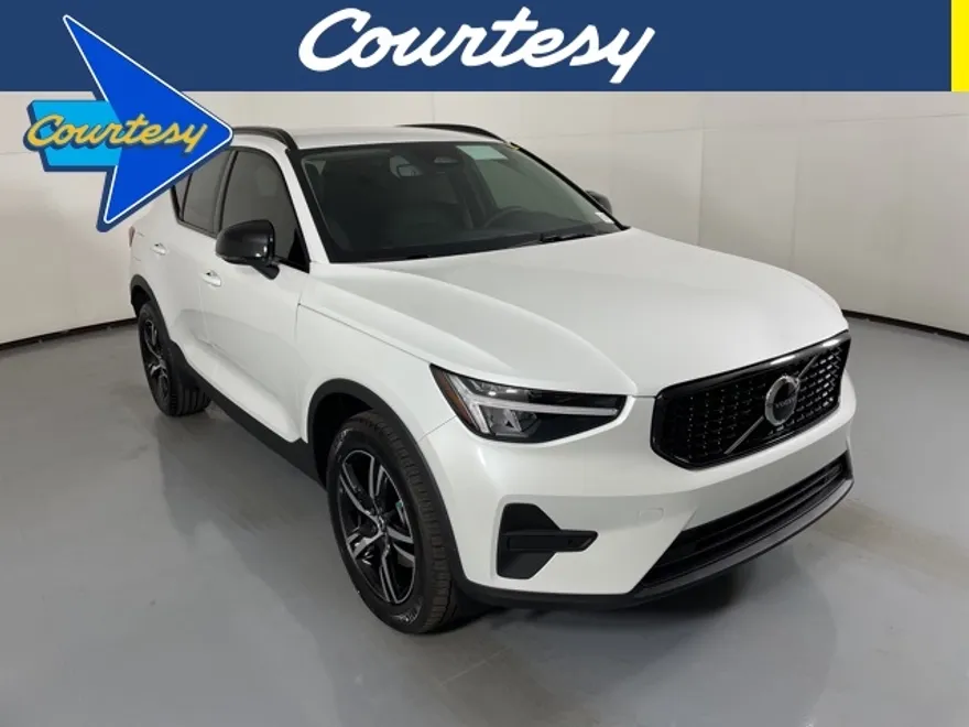 2026 Volvo XC40 AWD Core photo 1