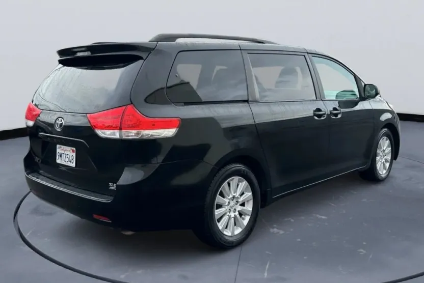 2013 Toyota Sienna XLE photo 1
