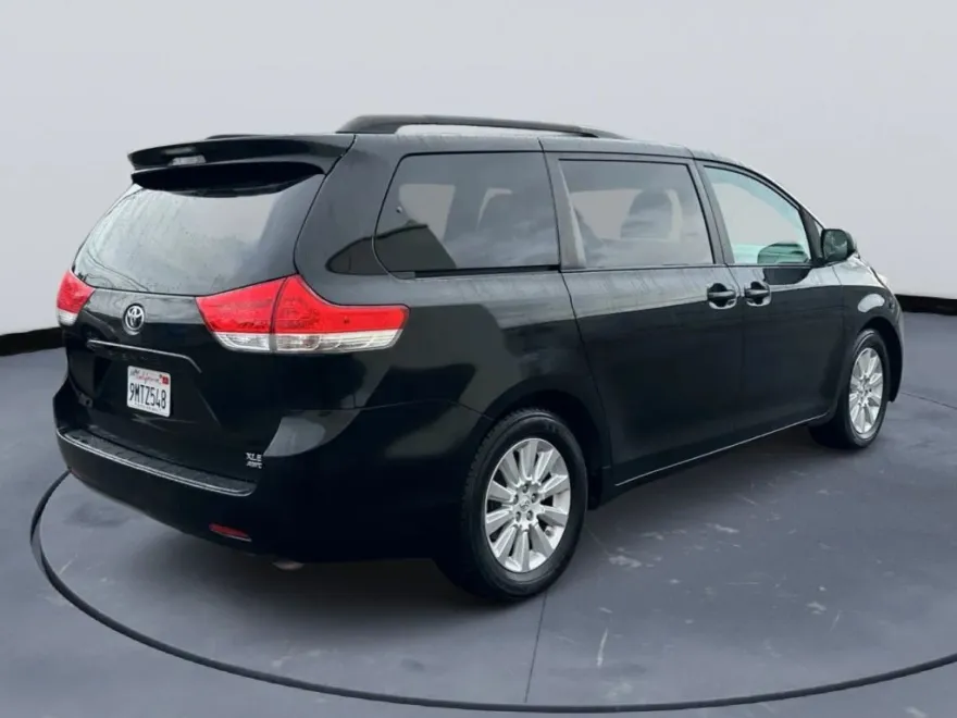 2013 Toyota Sienna XLE photo 1