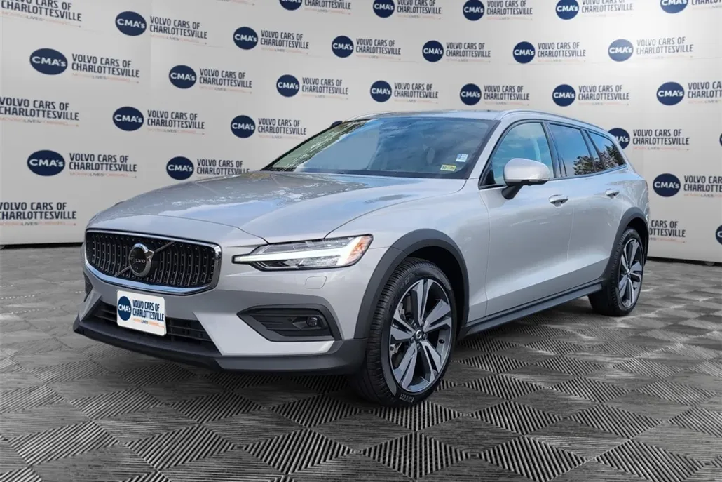 2025 Volvo V60 Cross Country B5 Plus photo 1