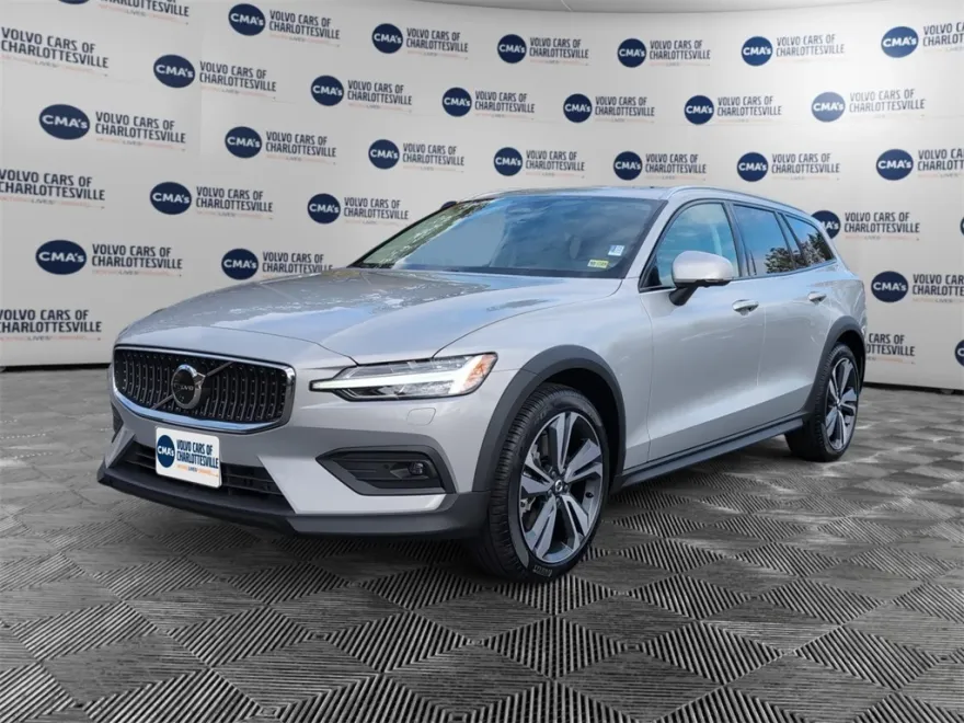 2025 Volvo V60 Cross Country B5 Plus photo 1