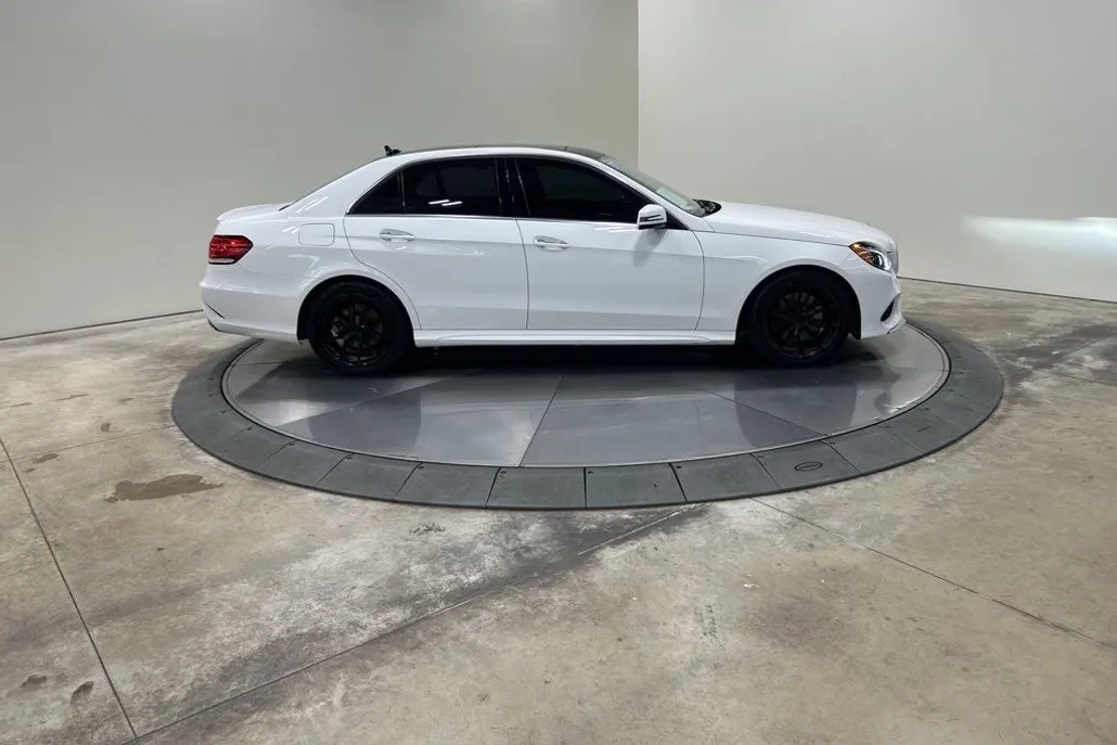 2014 Mercedes Benz E 350 4MATIC photo 1