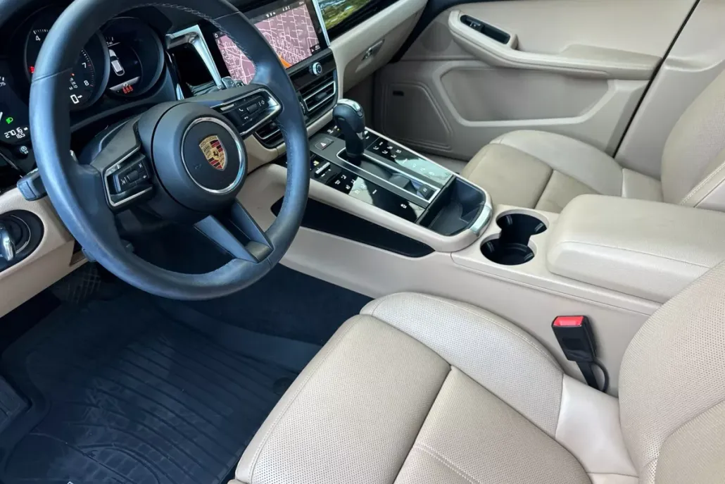 2023 Porsche Macan T photo 1