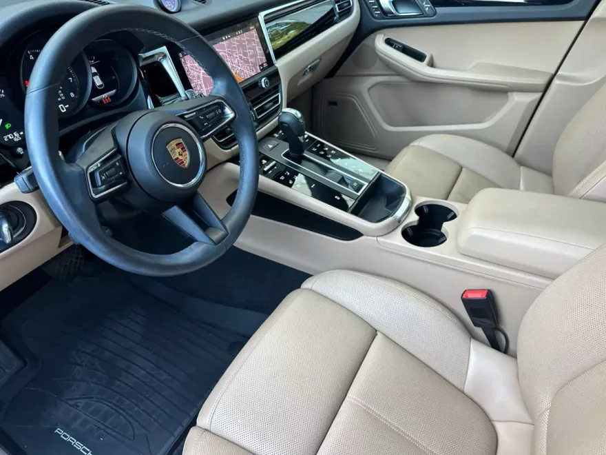 2023 Porsche Macan T photo 1